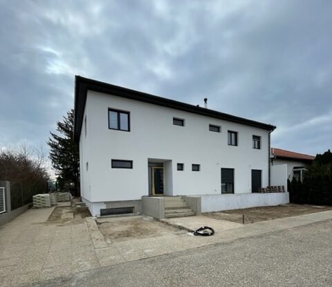 GROSSZÜGIGE VILLA FÜR GEHOBENE ANSPRÜCHE!